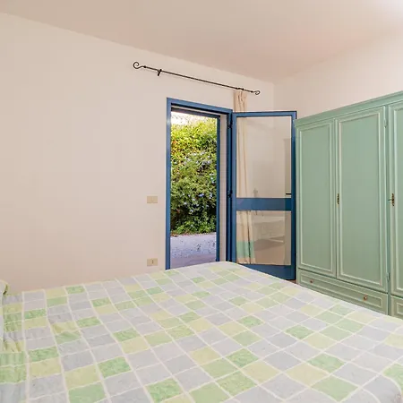Isa-residence With Swimming-pool In Cala Girgolu, With Private Outdoor Area Lägenhetshotell