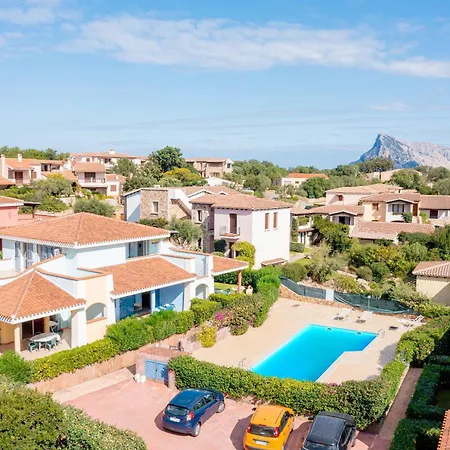 Isa-residence With Swimming-pool In Cala Girgolu, With Private Outdoor Area Appart hôtel 3*