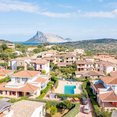 Isa-residence With Swimming-pool In Cala Girgolu, With Private Outdoor Area Appart hôtel